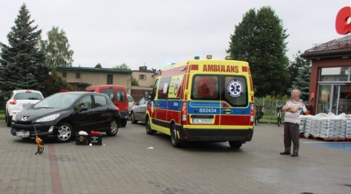 Na zdjęciu parking i karetka pogotowia