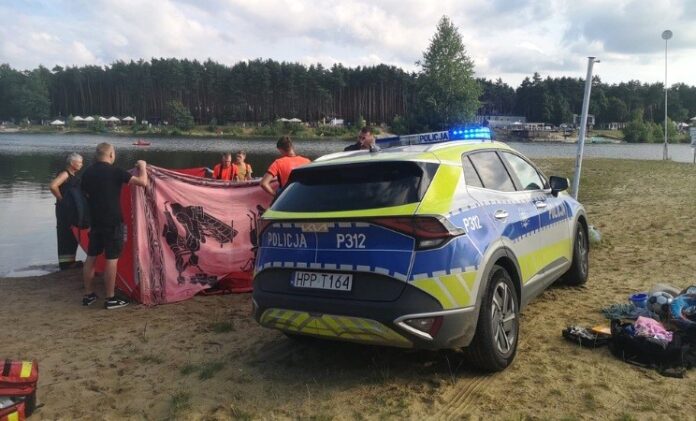 Akcja policji i straży pożarnej nad zalewem Nakło-Chechło