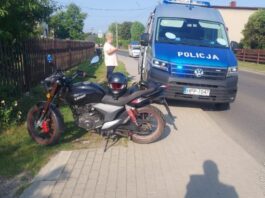 Samochód policji i motocykl