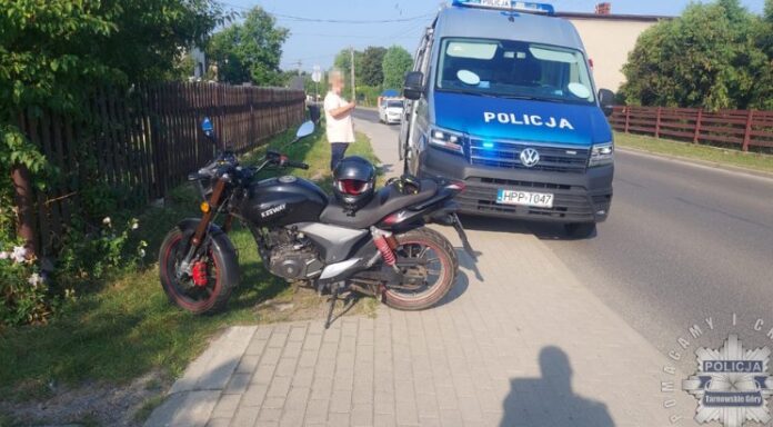 Samochód policji i motocykl