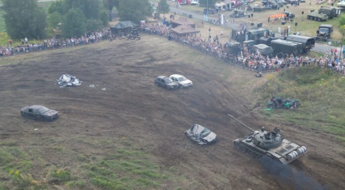 Czołg miażdży samochody osobowe