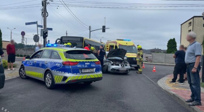 Zderzenie autobusu miejskiego ZTM z samochodem osobowym w Pyrzowicach