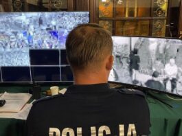 Policjant sprawdza na Gwarkach monitoring