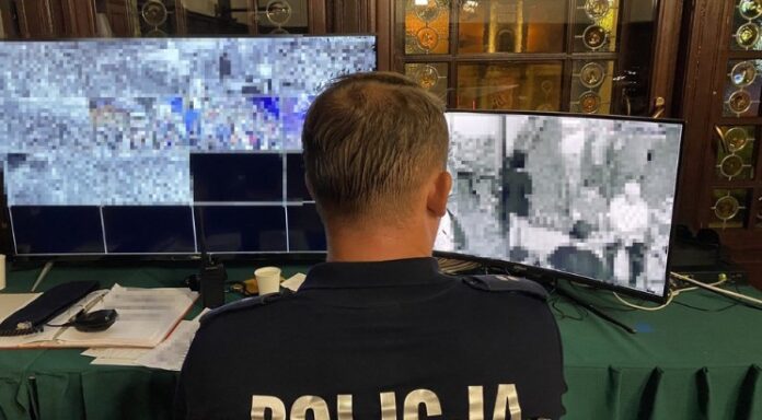 Policjant sprawdza na Gwarkach monitoring