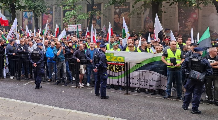 Górnicy Z Kopalni Bogdanka Odwiedzili Warszawę. Skandowali: "Je**ć ...