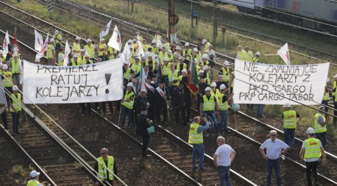 Związkowcy zablokowali tory w Katowicach. Chodzi o PKP Cargo