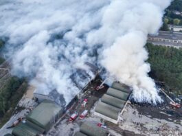 Płonie składowisko odpadów w Koniecpolu. Widok z drona