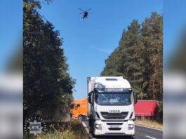 Ciężarówka blokuje drogę w Tworogu