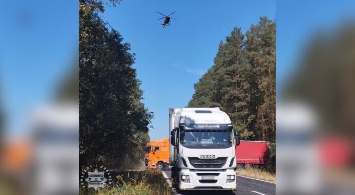 Ciężarówka blokuje drogę w Tworogu