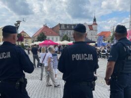 Trzech policjantów pilnuje porządku na Rynku w Tarnowskich Górach