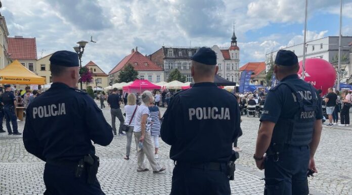 Trzech policjantów pilnuje porządku na Rynku w Tarnowskich Górach