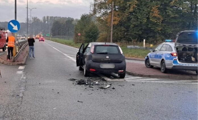 Wypadek w Szałszy droga zablokowana policja kieruje ruchem