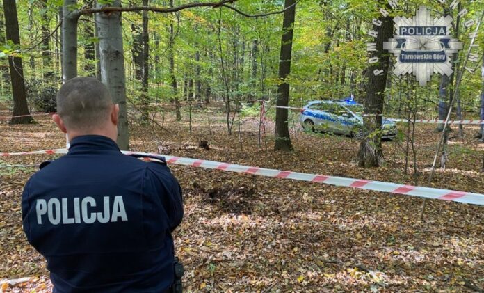 Na zdjęciu policjant pilnujący pocisku