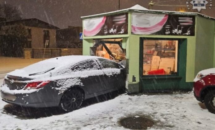 Auto wjechało do sklepu przez witrynę