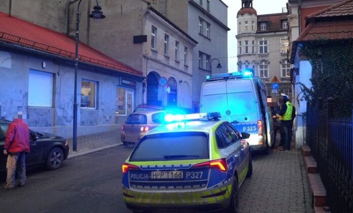 Policja na ulicy Wajdy w Tarnowskich Górach. Poseł Platformy Obywatelskiej potrącił pieszego.