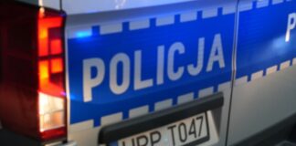 Radiowóz policyjny z napisem policja