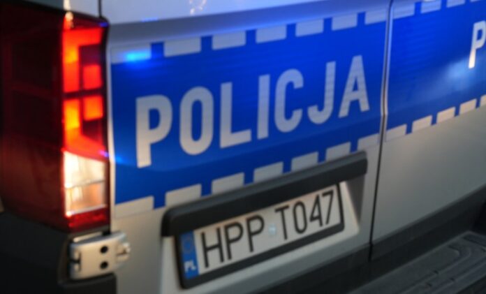 Radiowóz policyjny z napisem policja