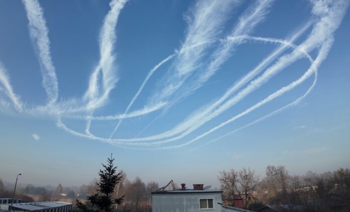 Smugi kondensacyjne na Śląskiem