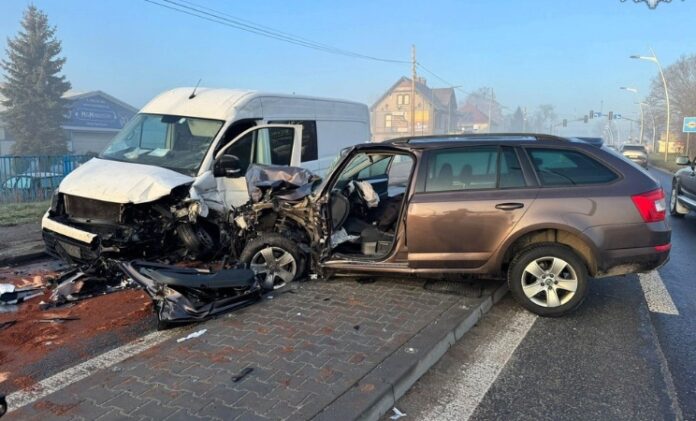 Zderzenie busa i samochodu osobowego