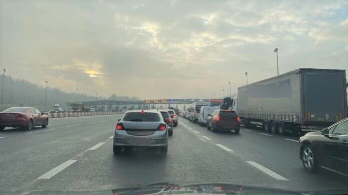 Na zdjęciu autostrada A4 do Krakowa i kolejka samochodów osobowych i ciężarówek przed punktem poboru opłat