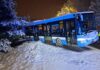 Autobus wypadł z drogi na zaśnieżonej ulicy