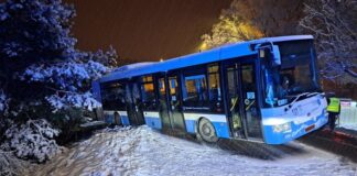 Autobus wypadł z drogi na zaśnieżonej ulicy