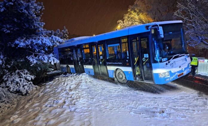 Autobus wypadł z drogi na zaśnieżonej ulicy