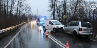 Na zdjęciu ulica po deszczu i dwa samochody, które się zderzyły