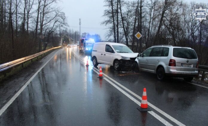 Na zdjęciu ulica po deszczu i dwa samochody, które się zderzyły