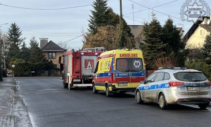 Na zdjęciu pojazd straży pożarnej, karetka pogotowia oraz radiowóz. Auta zaparkowane na poboczu ulicy