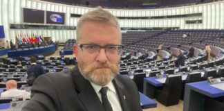 Na zdjęciu europoseł Grzegorz Braun w europarlamencie.