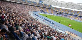 Na zdjęciu tysiące osób, siedzą na trybunach Stadionu Śląskiego w Chorzowie.