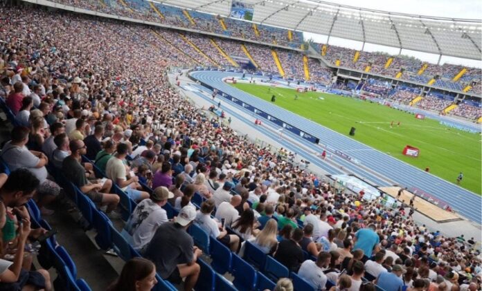 Na zdjęciu tysiące osób, siedzą na trybunach Stadionu Śląskiego w Chorzowie.