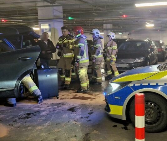 Samochód wjechał w filar. Na zdjęciu widać uszkodzony pojazd i strażaków.