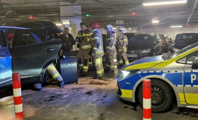 Samochód wjechał w filar. Na zdjęciu widać uszkodzony pojazd i strażaków.