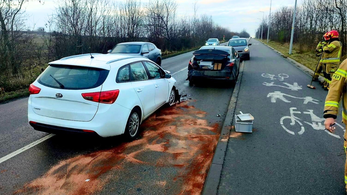 Radzionków. Zderzenie dwóch samochodów. Droga częściowo zablokowana