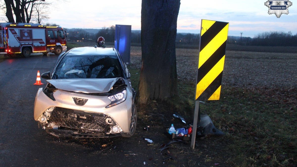 58-latka straciła panowanie nad autem i uderzyła w drzewo. Trafiła do szpitala